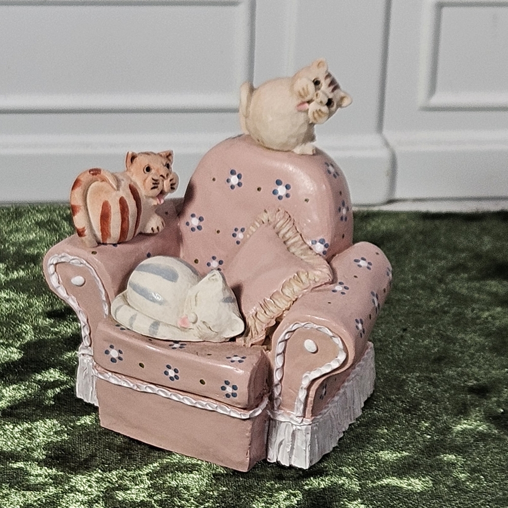 PETER FAGAN ~ 3 CATS IN ARMCHAIR ~ Made/Hand Painted in Scotland 1980's Vintage